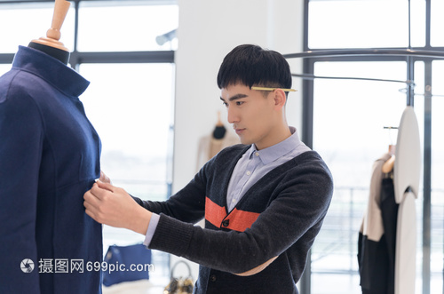 服裝設(shè)計(jì)師的精準(zhǔn)藝術(shù) 從量體到制作的尺寸奧秘