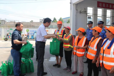 夏日送清涼，情系環衛工——唐進開展夏季“送清涼”慰問活動